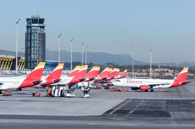 Aviones de Iberia aparcados en las pistas, en el aeropuerto Adolfo Suárez Madrid-Barajas.