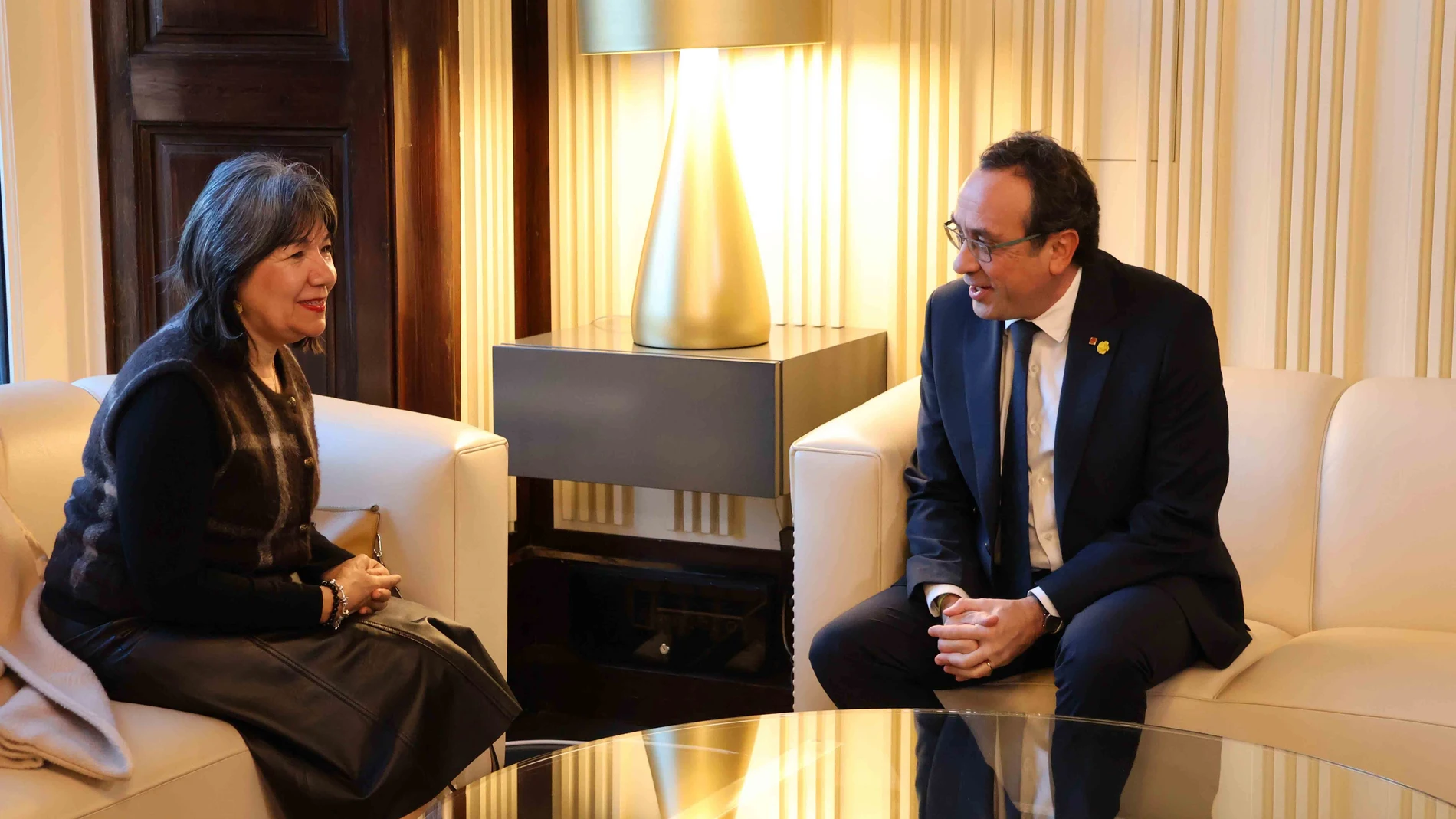 El presidente del Parlament, Josep Rull, y la cónsul general de Argentina en Barcelona, Rossana Surballe, en una reunión en la Cámara catalana, a 8 de enero de 2025 REMITIDA / HANDOUT por Parlament de Catalunya Fotografía remitida a medios de comunicación exclusivamente para ilustrar la noticia a la que hace referencia la imagen, y citando la procedencia de la imagen en la firma 08/01/2025