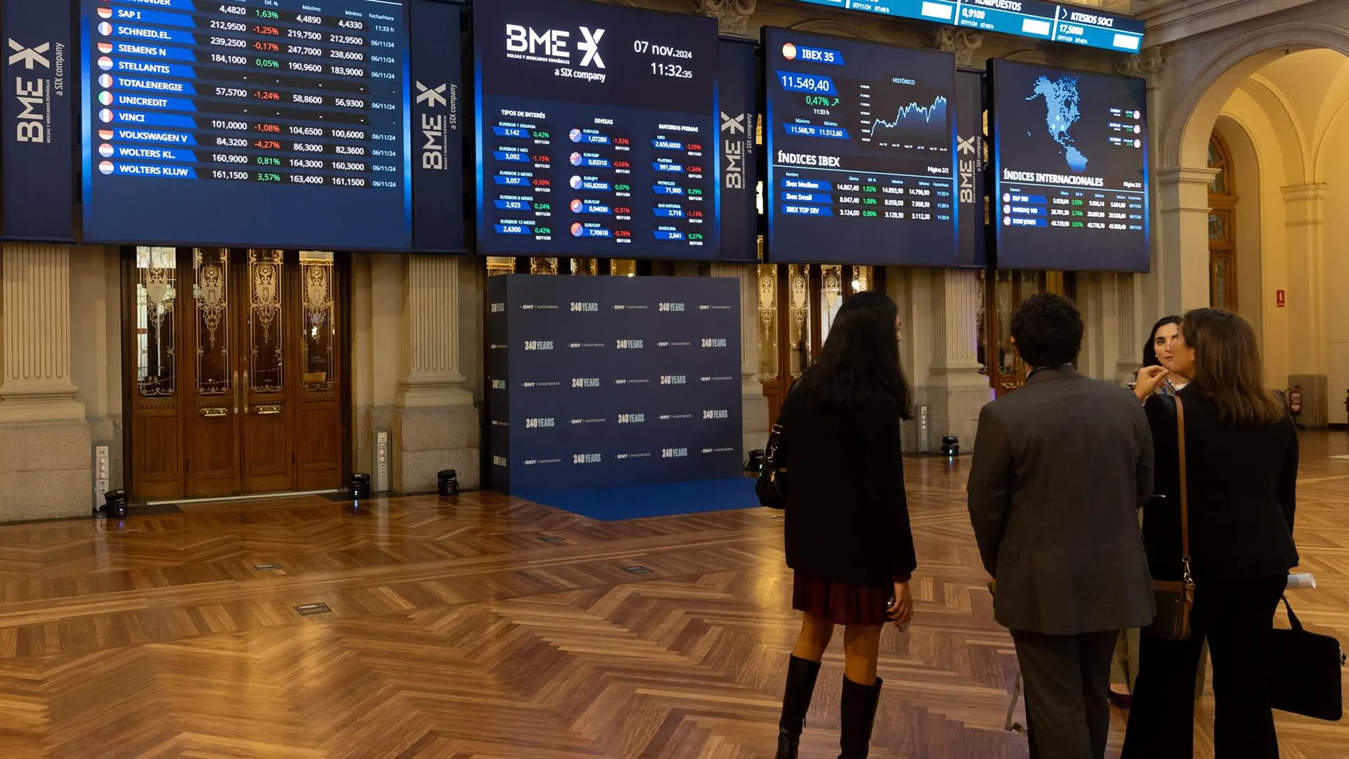 Economía/Bolsa.- El Ibex 35 avanza un 0,4% en la media sesión y se consolida en los 11.800 enteros