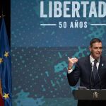 AMP.- Sánchez critica a quien busca que se olvide el franquismo: la pérdida de libertades puede "volver a ocurrir"