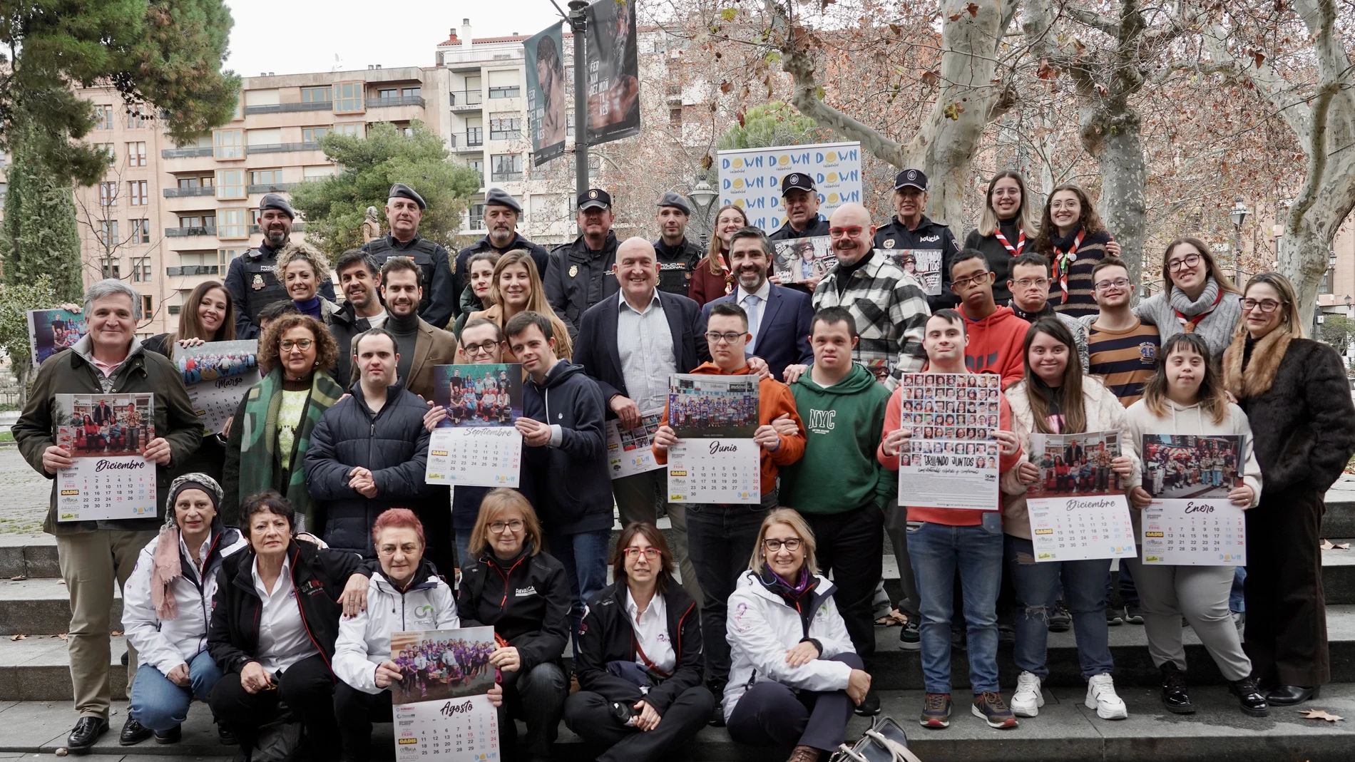 El alcalde de Valladolid, Jesús Julio Carnero, el presidente de Down Valladolid, Manuel Velázquez, y el fotógrafo y autor DaniMantis, presentan el calendario solidario de la organización para el año 2025 bajo el lema ‘Brillando juntos. Compartiendo esfuerzo y compromiso’.