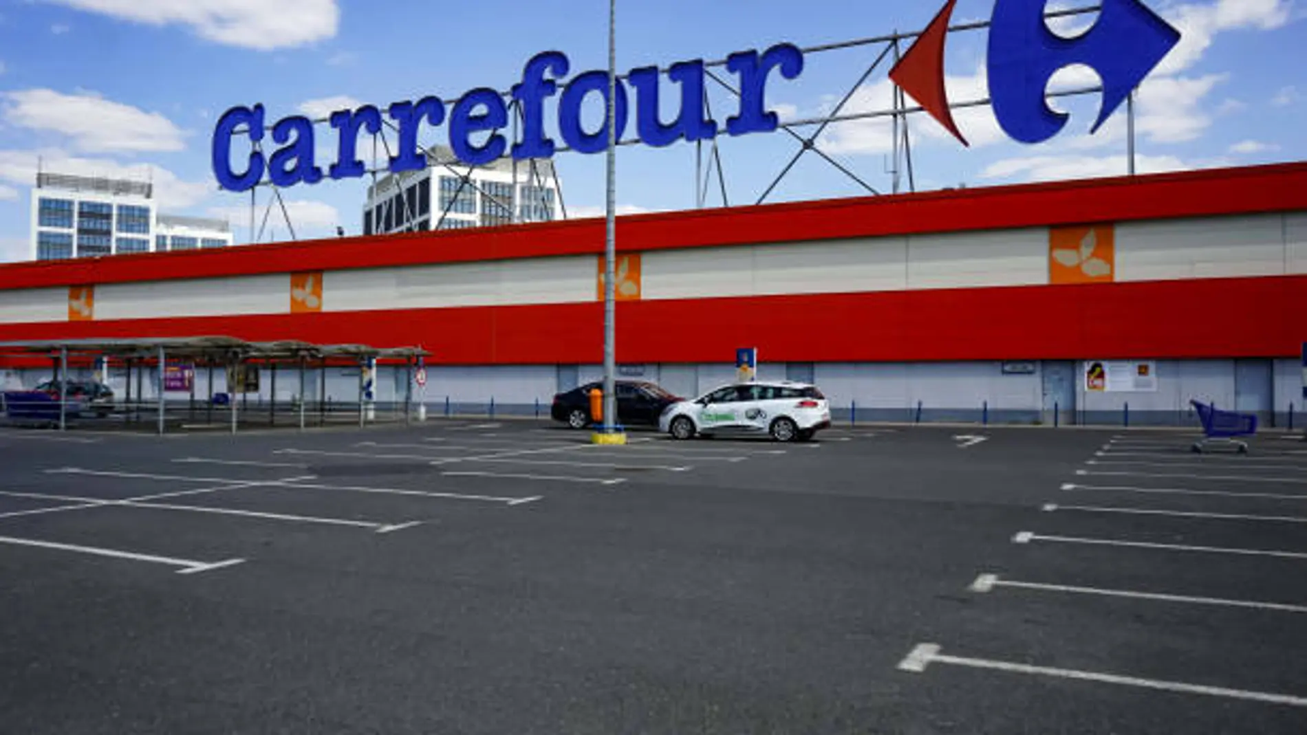 Fachada de un establecimiento de Carrefour
