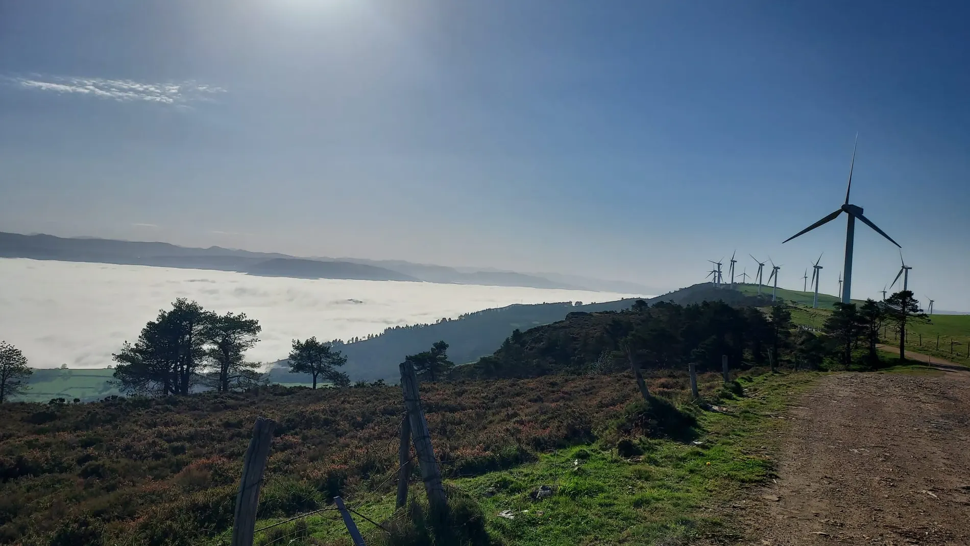 Océanos de niebla: los preciosos amaneceres que puedes disfrutar en una sierra de Asturias