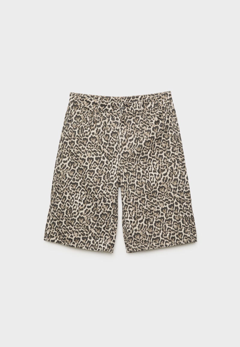 Bermudas de leopardo.