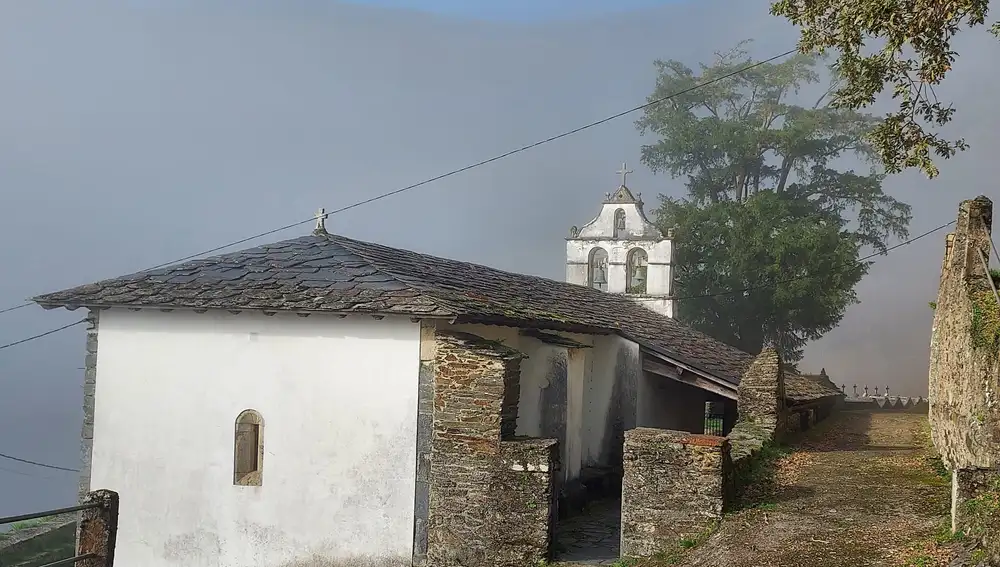 Illano Pastur, el santuario asturiano que resurgió de las cenizas en un lugar ...