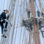 La Princesa Leonor subiendo a uno de los mástiles del Juan Sebastián de Elcano