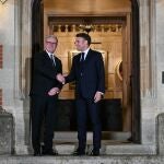 El primer ministro británico, Keir Starmer, ayer en Chequers, estrecha la mano del presidente francés, Emmanuel Macron