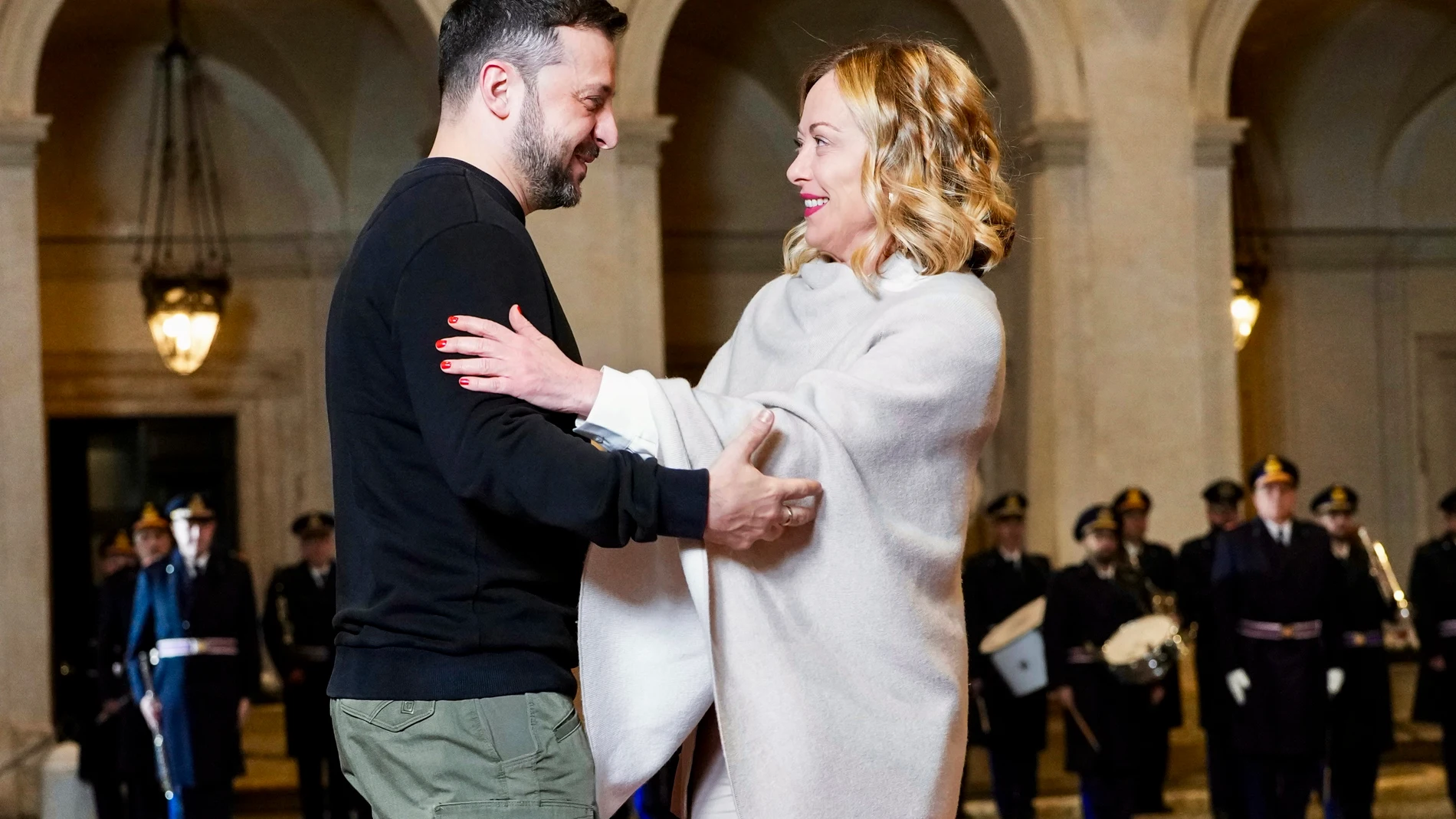 ROMA (ITALIA), 09/01/2025.- La primera ministra de Italia, Giorgia Meloni (d), recibe este jueves en Roma al presidente de Ucrania, Volódimir Zelenski (i), al que le prometió su apoyo "a 360 grados" para brindarle las "mejores condiciones posibles" en la búsqueda de una paz "justa". Meloni, según un comunicado de su Gobierno, le ha expresado su solidaridad por las víctimas de los recientes bombardeos rusos y ha "reiterado el apoyo a 360 grados que Italia asegura y seguirá asegurando a la leg...