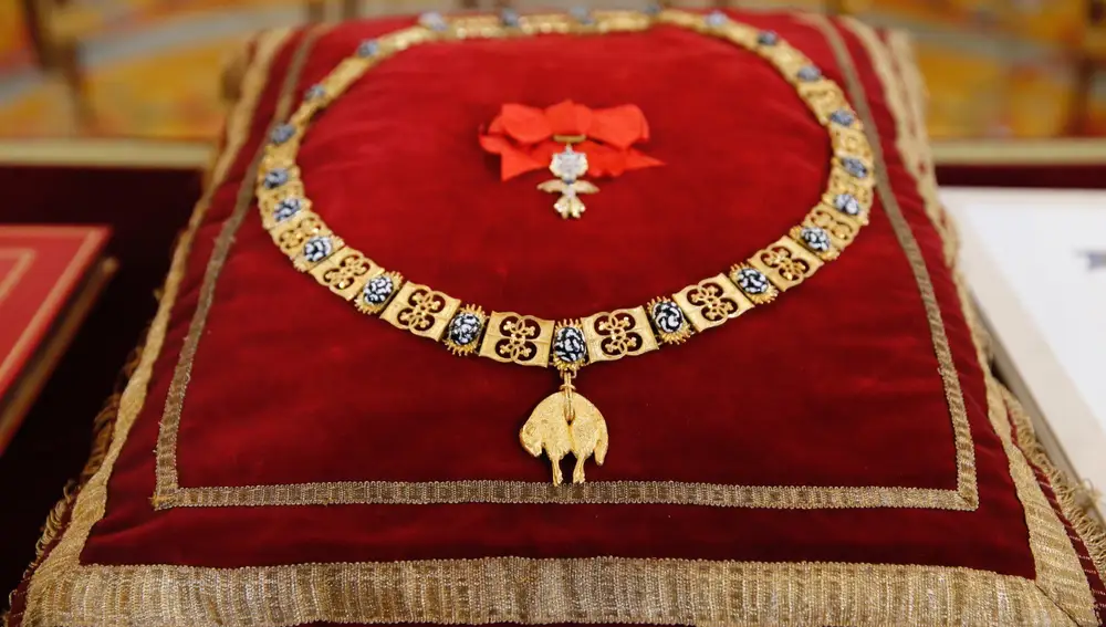 Detalle del Collar del Toisón de Oro que Felipe VI va a imponer hoy a su hija, la Princesa Leonor, la máxima distinción que concede la Familia Real española, en una solemne ceremonia en el Palacio Real que coincide con la celebración del 50 cumpleaños del jefe del Estado.