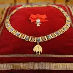 Detalle del Collar del Toisón de Oro que Felipe VI va a imponer hoy a su hija, la Princesa Leonor, la máxima distinción que concede la Familia Real española, en una solemne ceremonia en el Palacio Real que coincide con la celebración del 50 cumpleaños del jefe del Estado.