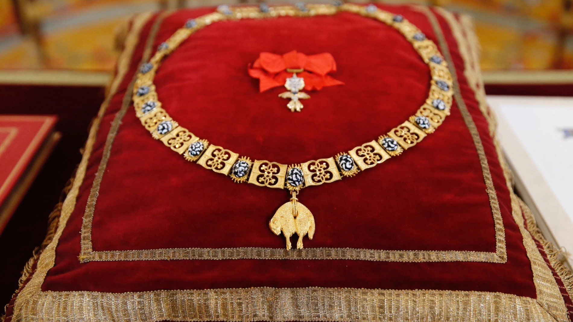 Detalle del Collar del Toisón de Oro que Felipe VI va a imponer hoy a su hija, la Princesa Leonor, la máxima distinción que concede la Familia Real española, en una solemne ceremonia en el Palacio Real que coincide con la celebración del 50 cumpleaños del jefe del Estado.