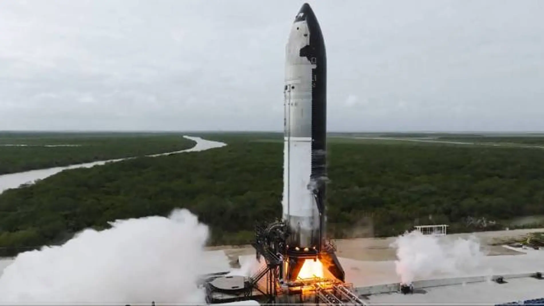 Prueba de encendido de los motores de la cápsula Starship V2.