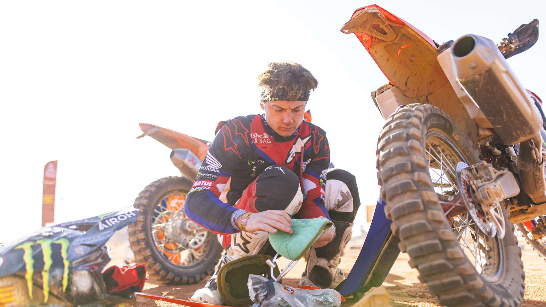 El español Tosha Schareina, junto a su Honda