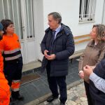 García Carbayo conversa con varios de los trabajadores contratados por Proyecto Hombre en Salamanca