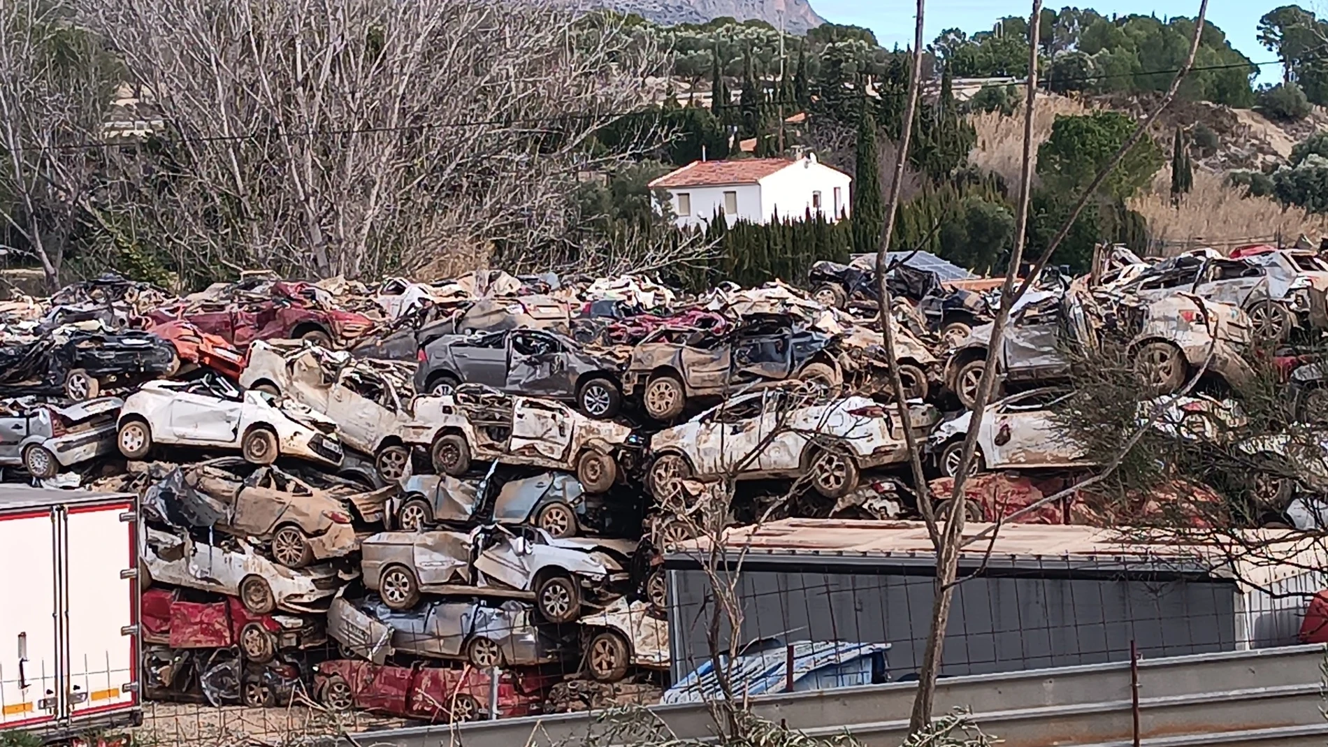 Vehículos amontonados en Muro REMITIDA / HANDOUT por LA CARRASCA-ECOLOGISTES EN ACCIÓ Fotografía remitida a medios de comunicación exclusivamente para ilustrar la noticia a la que hace referencia la imagen, y citando la procedencia de la imagen en la firma 10/01/2025