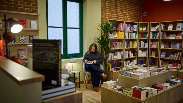 Marta Martínez, gerente del Espacio Dykinson, lee en uno de los sillones de la tienda ubicada en la calle Gaztambide, 21. 