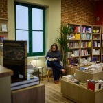 Marta Martínez, gerente del Espacio Dykinson, lee en uno de los sillones de la tienda ubicada en la calle Gaztambide, 21. 