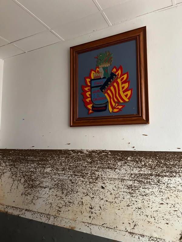 Todavía son visibles las marcas que dejó la inundación en las paredes de los casales falleros