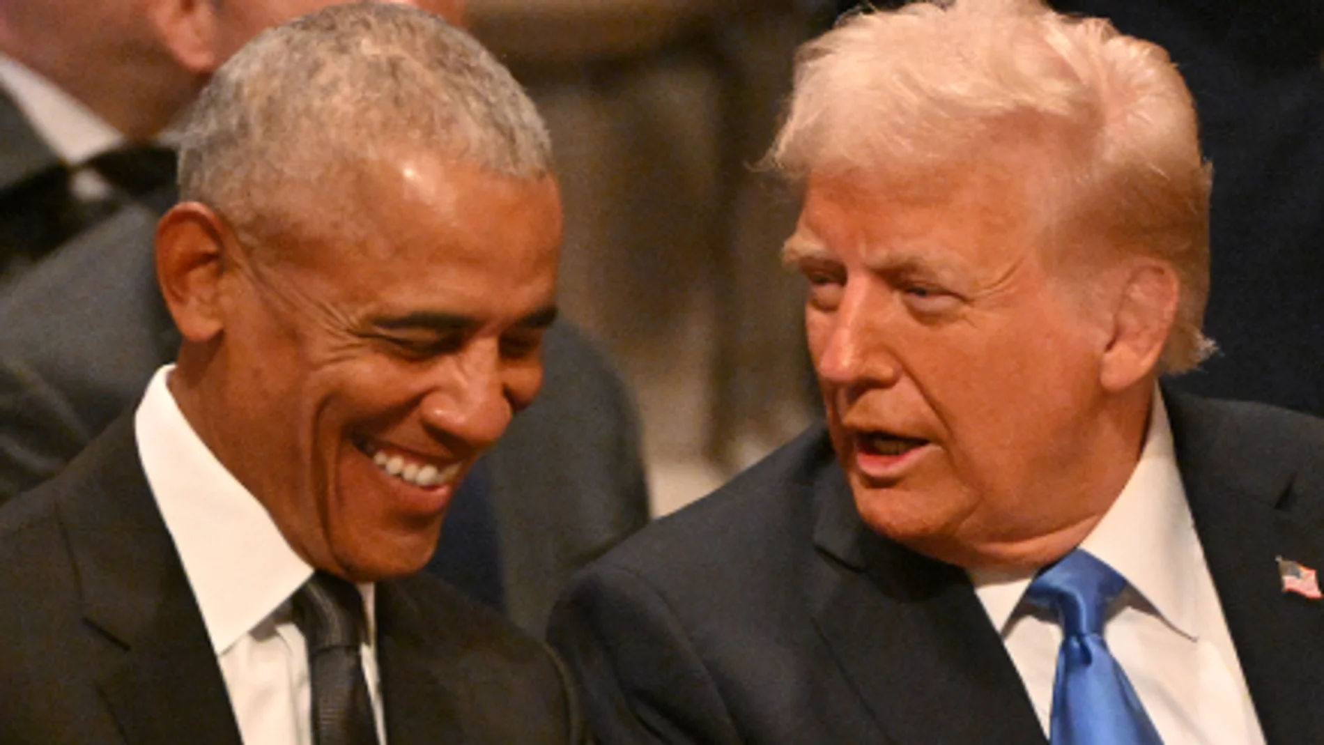 Obama sonríe al escuchar los chascarrillos de Trump