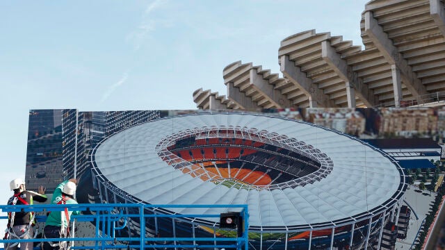 Dos operarios trabajan en las obras retomadas este viernes por el Valencia CF, tras casi 16 años paradas, en el Nou Mestalla