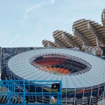 Dos operarios trabajan en las obras retomadas este viernes por el Valencia CF, tras casi 16 años paradas, en el Nou Mestalla