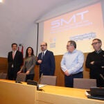 El alcalde de Ponferrada, Marco Morala (C), junto al concejal de Movilidad, Carlos Fernández (2D), el técnico de Medio Ambiente, Francisco Jordán (D), y el presidente y consejera de Autobuses Urbanos de Ponferrada, Francisco Tomás García (I), y Susana García, durante la presentación del nuevo servicio de transporte urbano