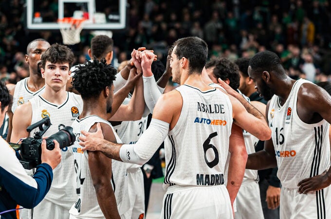 Los jugadores del Madrid celebran su triunfo en Kaunas