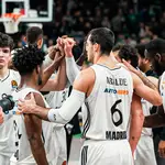 Los jugadores del Madrid celebran su triunfo en Kaunas