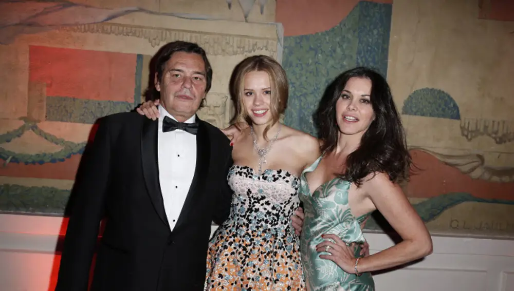 Manuel Lapique junto a su hija Almudena y Sofía Tassara