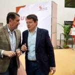 El presidente de la Junta, Alfonso Fernández Mañueco, dialoga con el consejero Juan Carlos Suárez-Quiñones