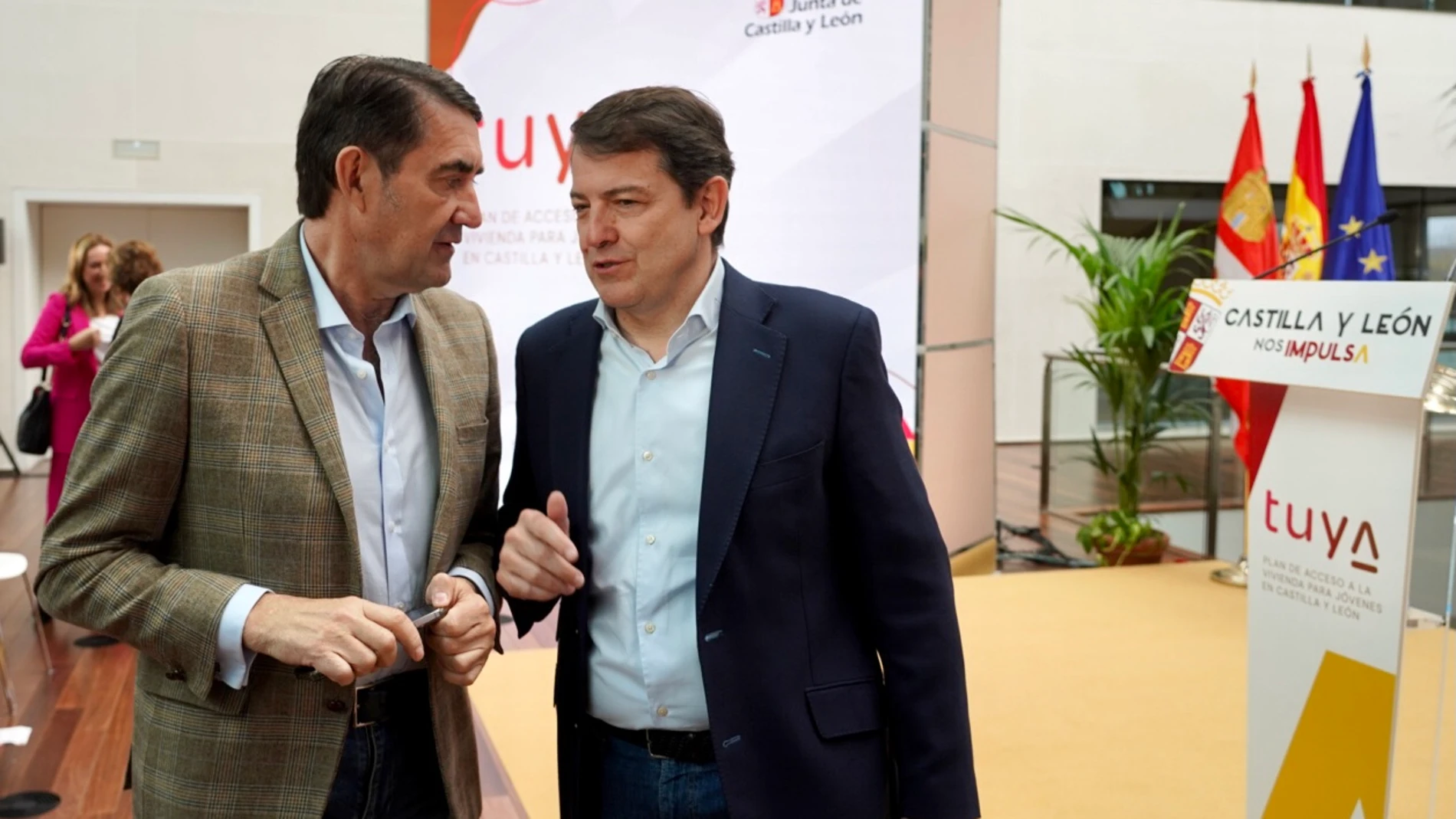El presidente de la Junta, Alfonso Fernández Mañueco, dialoga con el consejero Juan Carlos Suárez-Quiñones