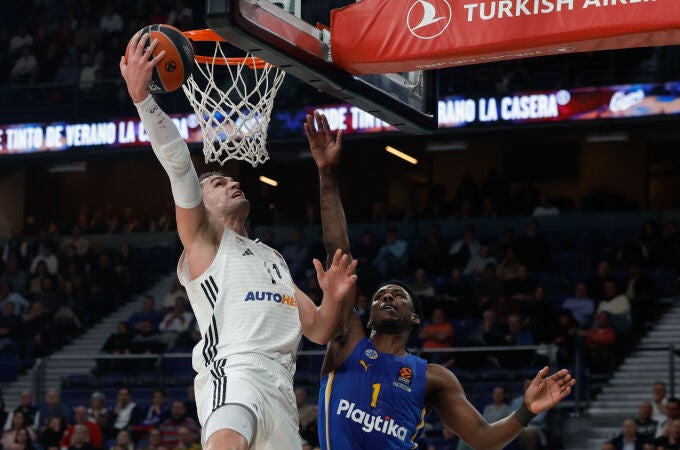 Mario Hezonja se dispone a anotar a aro pasado