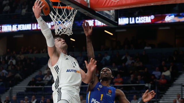 Mario Hezonja se dispone a anotar a aro pasado
