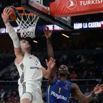 Mario Hezonja se dispone a anotar a aro pasado