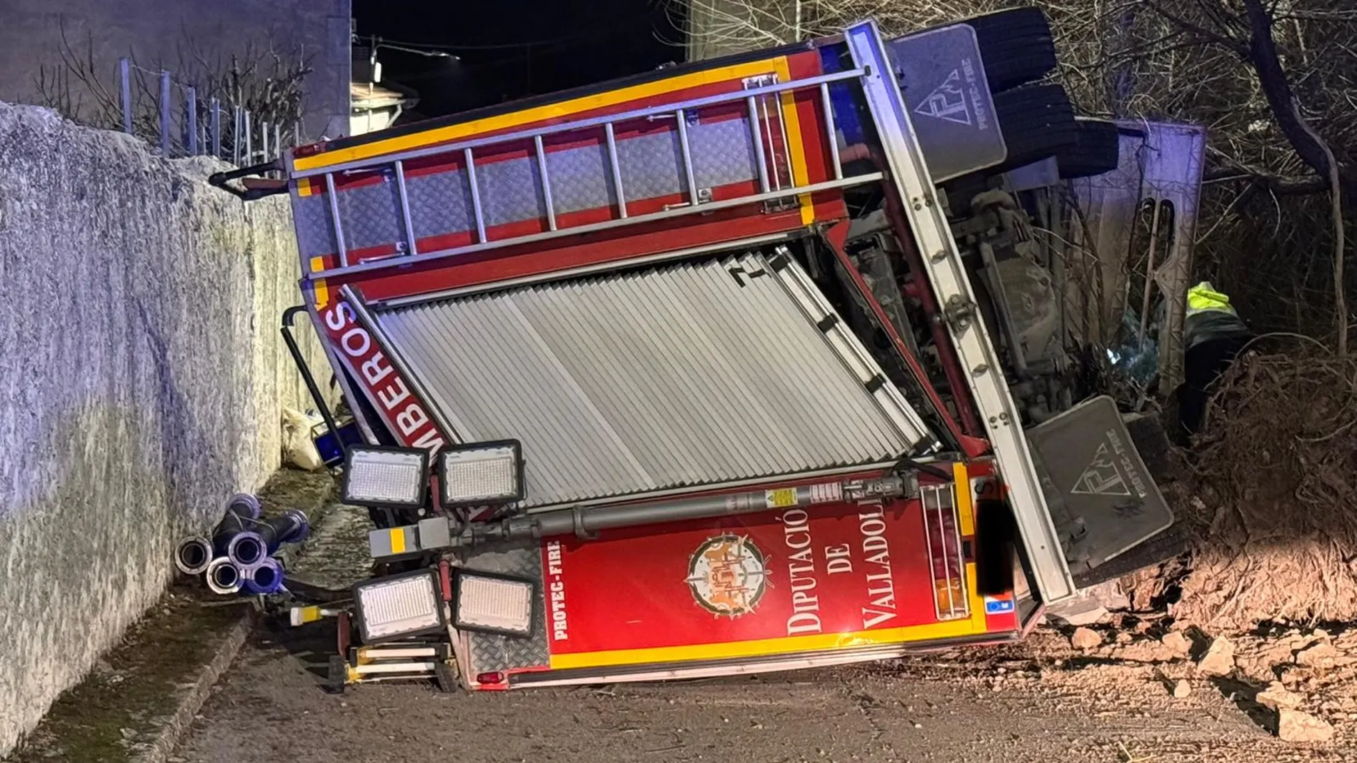 Heridos tres bomberos de la Diputación de Valladolid en el vuelco de su camión