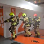 Los Bomberos de Valencia hacen un simulacro de incendio de vehículo eléctrico para actualizar los protocolos