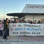Imagen de la protesta vecinal ante el nuevo crematorio de Alcalá de Guadaíra