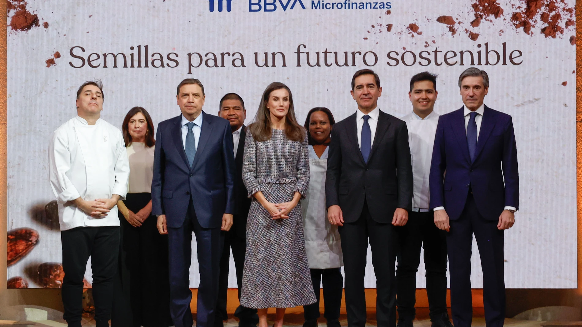 MADRID, 15/01/2025.- La reina Letizia asiste al acto de la Fundación Microfinanzas BBVA sobre 'Semillas para un futuro sostenible', junto al chef Joan Roca (izda), al ministro de Agricultura, Pesca y Alimentación, Luis Planas (3i), y al presidente de BBVA ,Carlos Torres (3d), entre otros, este miércoles en el Palacio del Marqués de Salamanca. EFE/Juanjo Martín