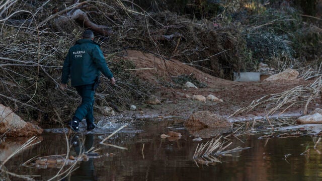 La geolocalización sitúa a la Guardia Civil en Pedralba (Valencia) en busca de un desaparecido en la DANA