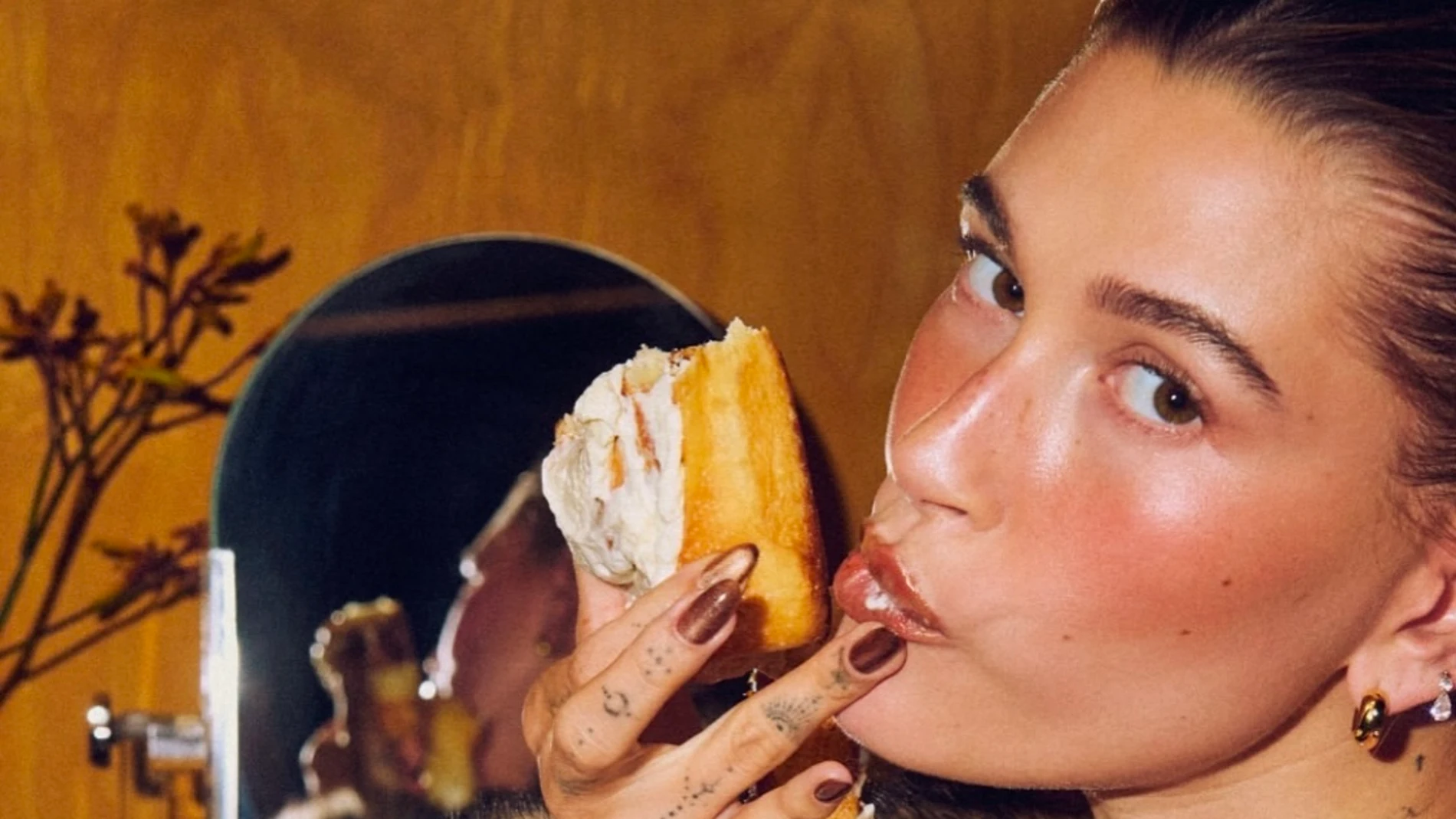 La manicura Mocha Mousse o las uñas más en tendencia del 2025.