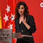 Ayuso con traje negro.