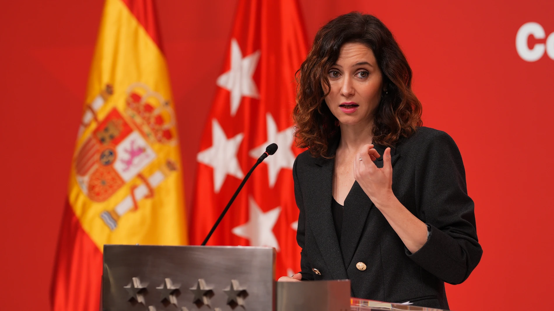 Ayuso con traje negro.