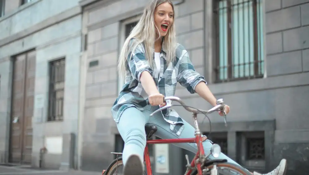 Chica montando en bicicleta