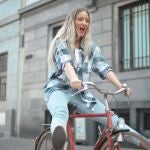 Chica montando en bicicleta