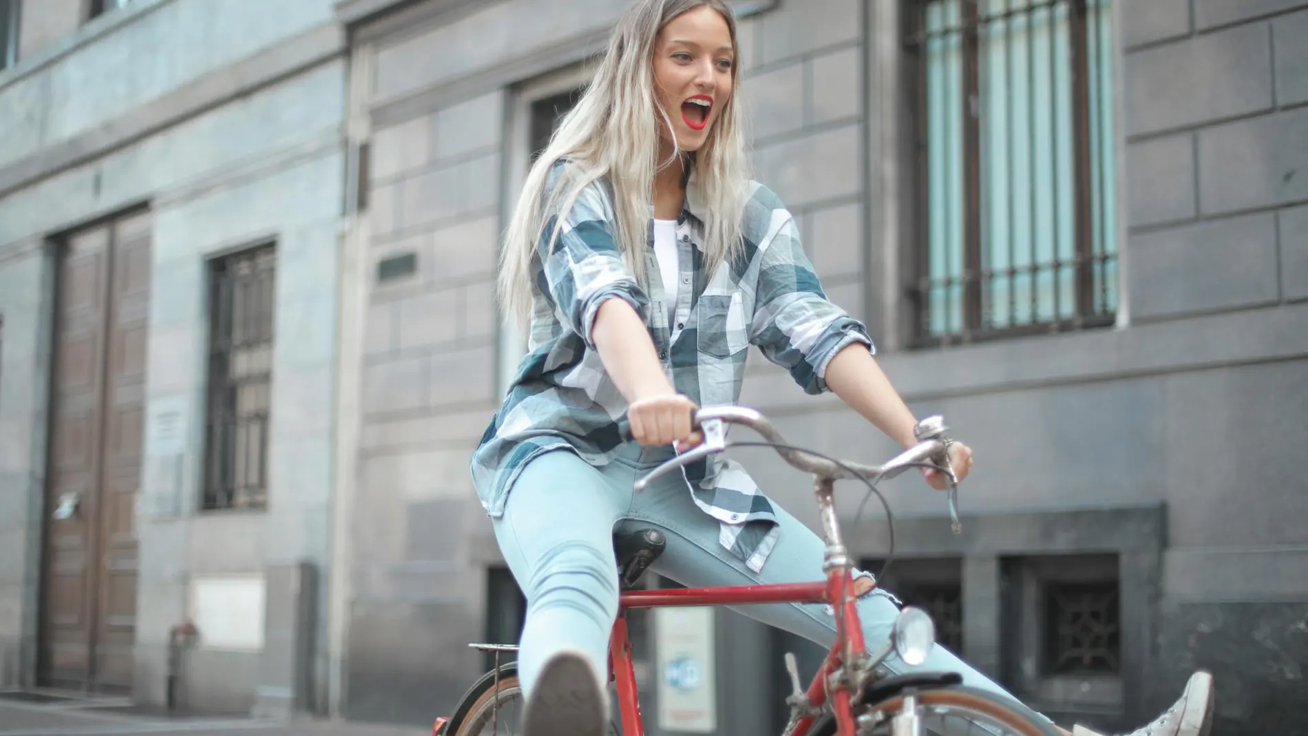 Chica montando en bicicleta