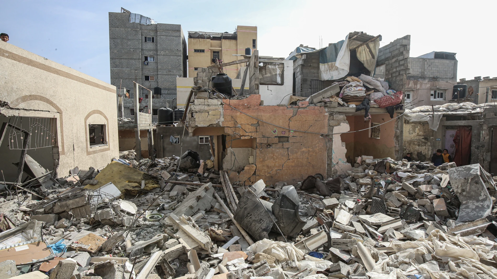 January 15, 2025, Deir Al-Balah, Gaza Strip, Palestinian Territory: Palestinian residents inspect the area amid the rubble of destroyed buildings following an Israeli airstrike on the Khatib family in the Deir al-Balah refugee camp in the central Gaza Strip on January 15, 2025Europa Press/Contacto/Omar Ashtawy15/01/2025 ONLY FOR USE IN SPAIN