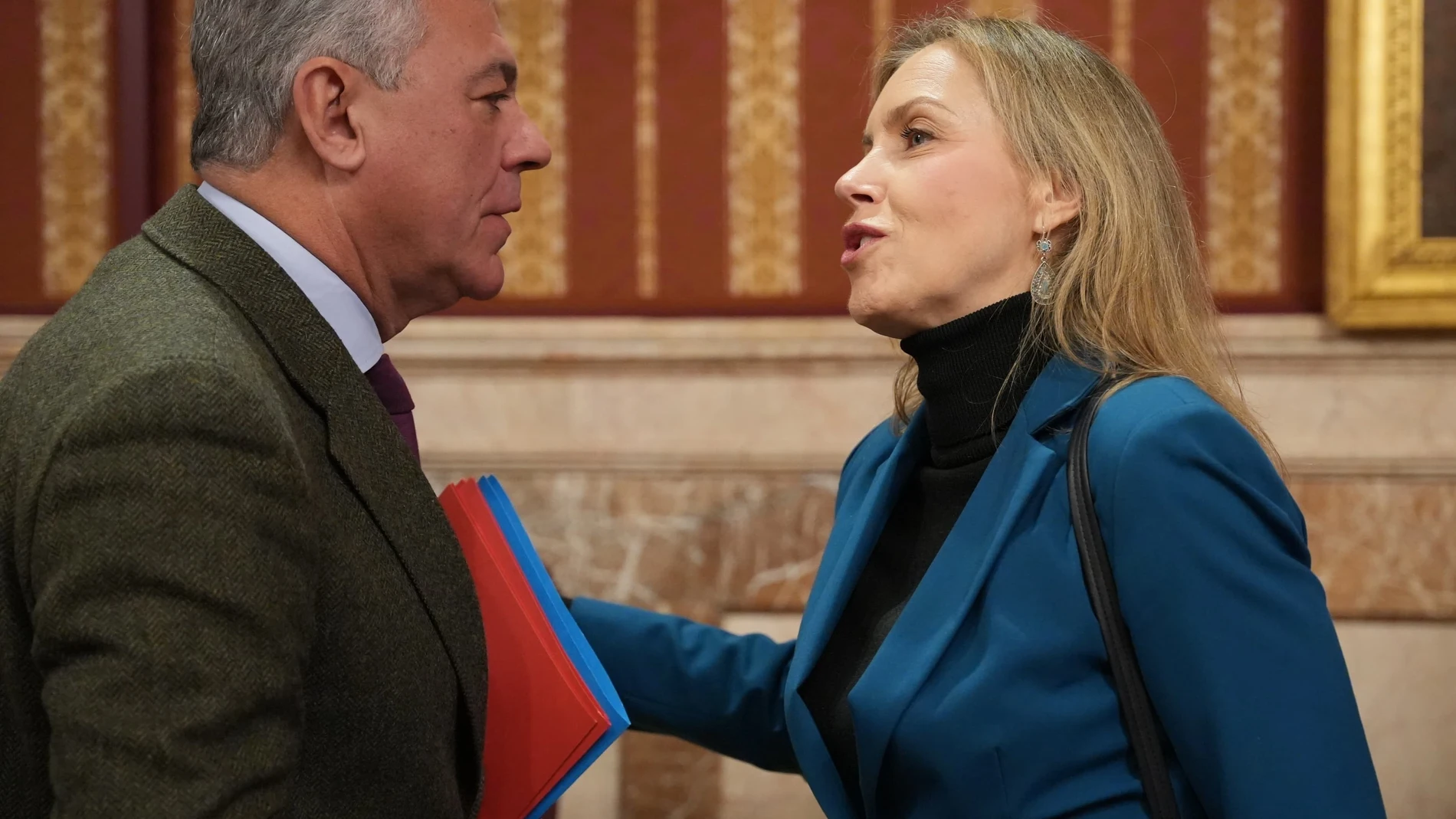 El alcalde de Sevilla y la portavoz de Vox se saludan durante el pleno extraordinario de presupuestos, en el Salón Colón del Consistorio. MARÍA JOSÉ LÓPEZ-EUROPA PRESS 15/01/2025