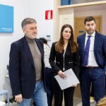 Francisco Vázquez junto a los procuradores Elena Rincón y Javier Carpio