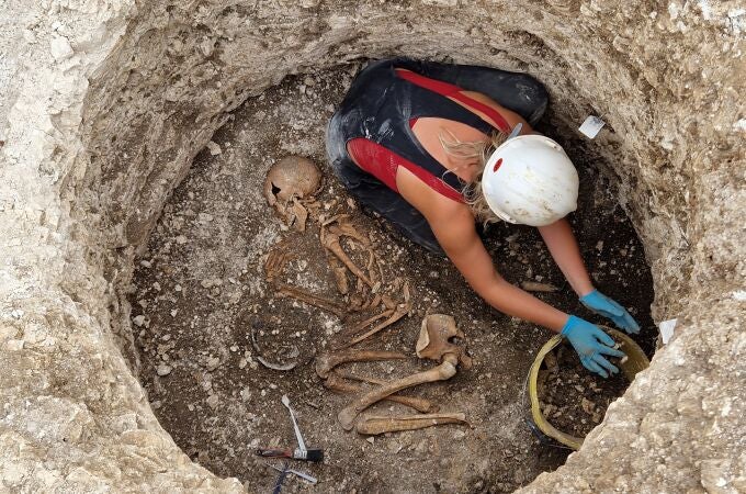 Excavando una tumba de los Durotriges de finales de la Edad de Hierro en Winterborne Kingston (c) Universidad de Bournemouth.