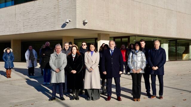 Minuto de silencio en las Cortes por los dos asesinatos de Palencia y Viana de Cega